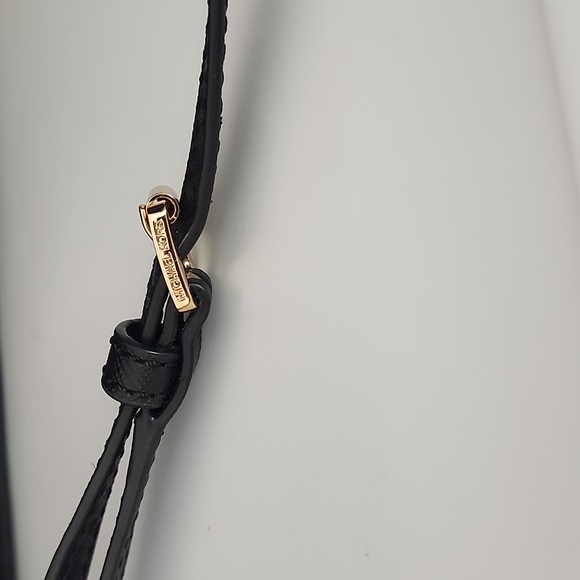 Michael Kors Jet Set Crossbody w/Free MK Wallet - Picture 3 of 15